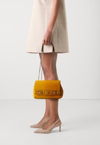 Guess XBODY  - Borsa a tracolla - marigold