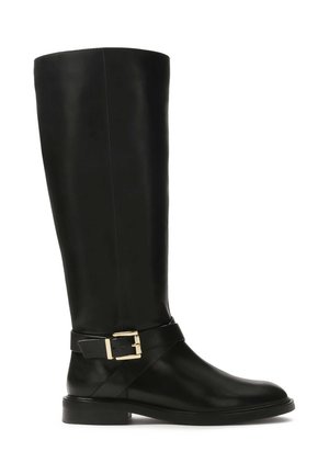 Botte en cuir noir, haute jusqu'au genou, avec une finition brillante, dotée d'une large sangle à la cheville et d'un détail de boucle dorée, semelle plate et bout arrondi.