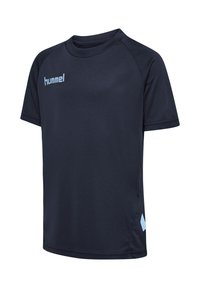 Marineblauw sportshirt met korte mouwen, met een lichtblauw "hummel" logo op de borst en een kleine lichtblauwe chevron-detail vlak bij de zoom.