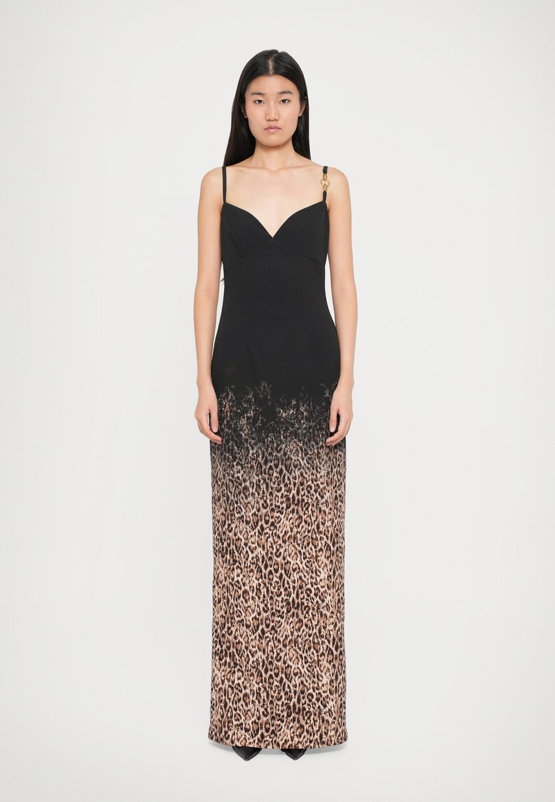 Robe noire à fines bretelles, avec un décolleté en V et un dégradé de motif léopard allant du noir au marron à l'ourlet. Accent doré sur la bretelle.