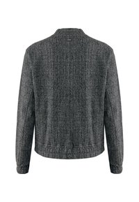 Veste grise à motif chevrons, sans col, manches longues et taille cintrée avec une finition texturée subtile.