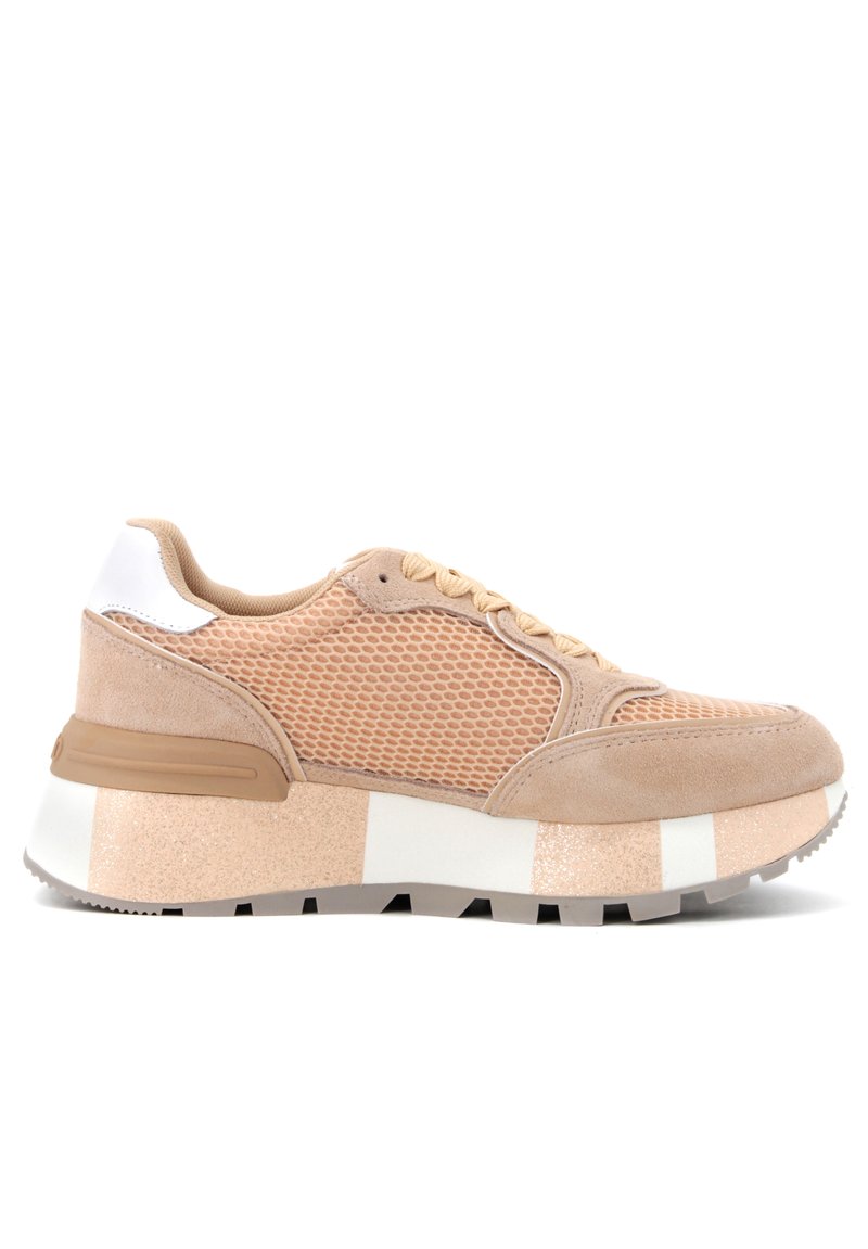 Baskets de sport beige en matériaux mesh et daim, avec une semelle rembourrée, des accents blancs et de subtils détails rayés sur la semelle intermédiaire.