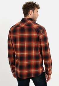 Rood en zwart geruit overhemd met lange mouwen en een button-down kraag, gemaakt van een gladde stof, met contrasterende witte accenten en verstelbare manchetten.