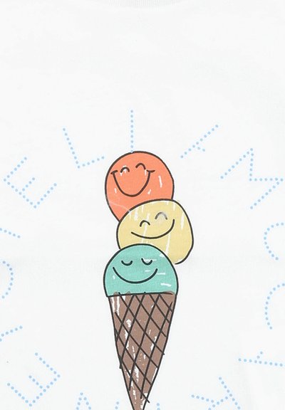 Maglietta bianca con un cono gelato in stile cartone animato con tre palline: arancione, giallo e verde menta, ognuna con un volto sorridente. Cono di cialda marrone.