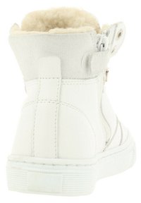 Weißer hoher Sneaker mit strukturiertem Obermaterial, Fellfutter und silbernen Reißverschlüssen. Verfügt über ein gestreiftes Design und eine Gummisohle für besseren Halt.