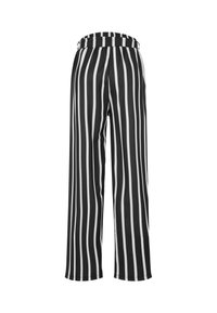 Pantalon noir à rayures blanches verticales, jambes larges et taille haute froncée.