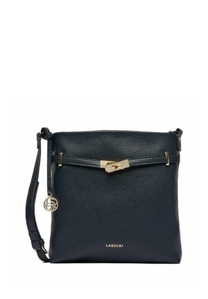 Černá texturovaná kožená kabelka přes rameno se zlatou sponou, nastavitelným popruhem a kulatým přívěskem; logo „LASOCKI“ ve zlatých písmech.