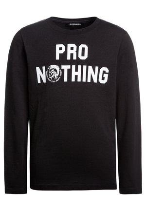 Czarna longsleeve T-shirt z odważnym białym napisem "PRO NOTHING" oraz graficznym logo po lewej stronie. Wykonana z miękkiego materiału bawełnianego.
