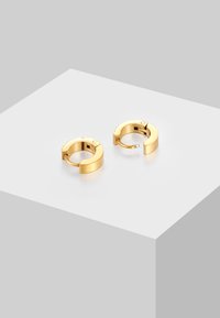 Zelta gredzenveida auskari ar pulētu apdari, kas izceļas ar noapaļotu dizainu un drošu aizdari. Gluda tekstūra ar elegantu izskatu.