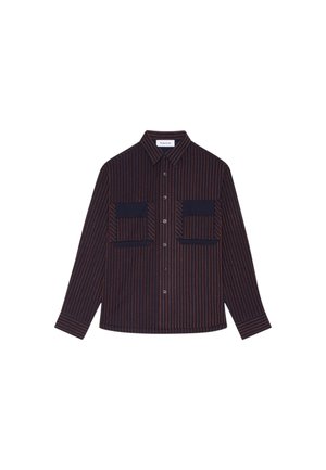 Chemise à manches longues à rayures verticales en bleu marine et rouille. Deux poches plaquées sur la poitrine, des manches longues et un col classique.