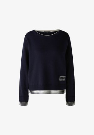 Marineblaues Sweatshirt mit rundem Ausschnitt, weißen gestreiften Rippstrickbündchen und -saum, das auf der linken Vorderseite mit einem kleinen "OUI"-Patch verziert ist.