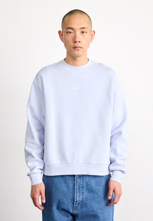 Sweatshirt de ganga de lavanda clara, feito em algodão. Apresenta uma bainha e punhos canelados, com um pequeno logótipo bordado em branco no peito.