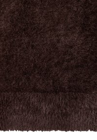 Schokoladenbrauner Shaggy-Teppich mit dicker, plüschiger Textur und leicht fransigem Rand. Weiche Fasern schaffen eine dichte und einladende Oberfläche.