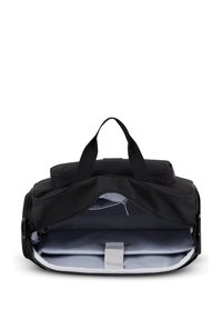 Fekete nylon sporttáska dupla felső fogantyúkkal. Kinyitva tágas belső tere látható, szürke béléssel, párnázott rekeszekkel és cipzáras zsebbel.