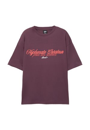 Bordowy, oversize t-shirt wykonany z bawełny, z krótkimi rękawami i okrągłym dekoltem. Na przodzie nadrukowany tekst w kontrastowym koralowym skrypcie.