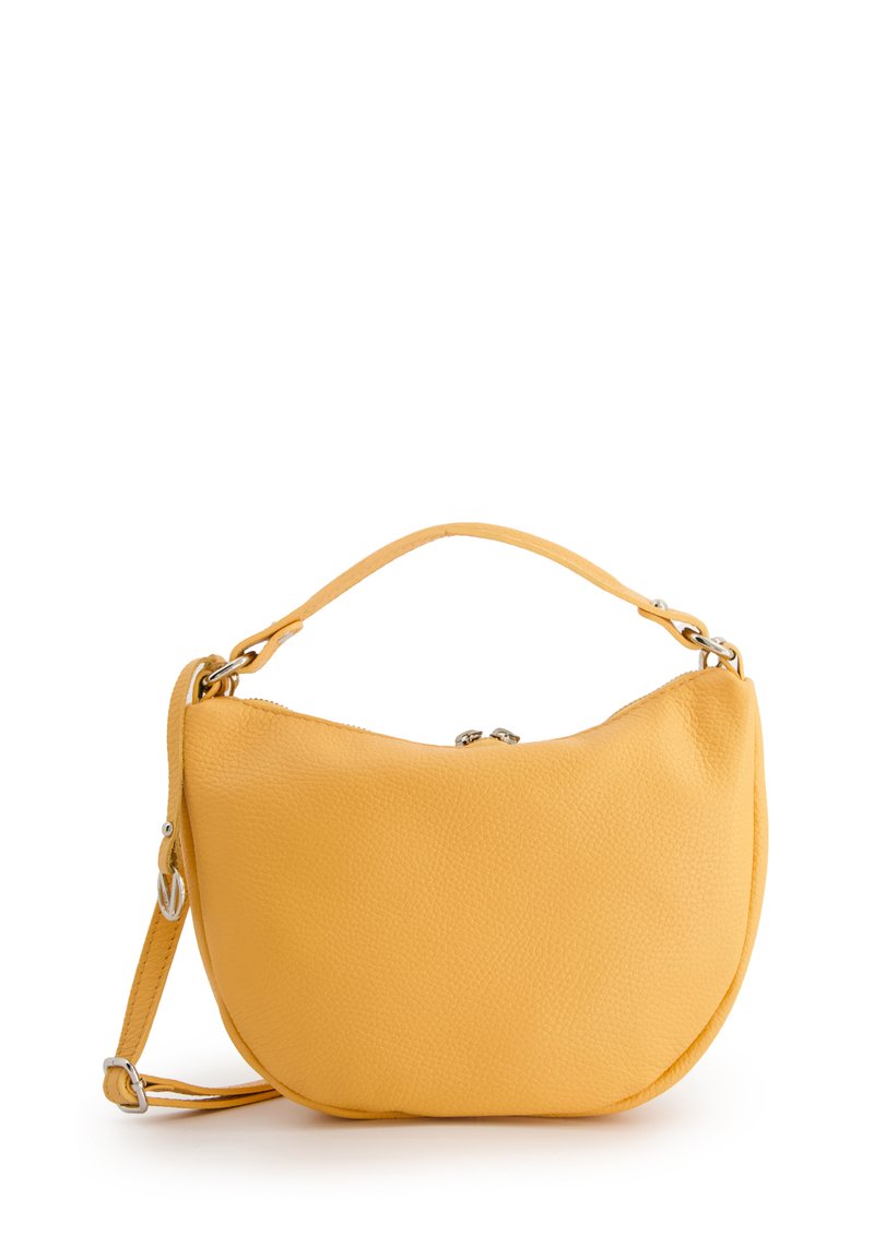 Gelbe Lederhandtasche in Halbmondform, mit einem oberen Griff und einem abnehmbaren Schultergurt. Texturierte Oberfläche und silberne Hardware-Details.