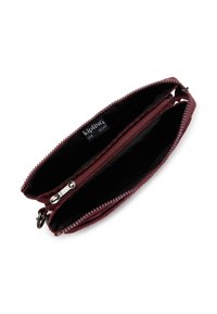Portafoglio bordeaux con cerniera, dotato di due compartimenti, finitura testurizzata e rivestimento interno nero. Presenta un'etichetta brandizzata e una zip in metallo.