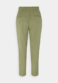 Oliwkowe tapered pants z elastycznym pasem i dwoma poziomymi kieszeniami z tyłu na białym tle.