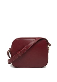 Borsa a tracolla in pelle color bordeaux con superficie testurizzata, forma quadrata, tracolla regolabile e dettagli in metallo dorato.