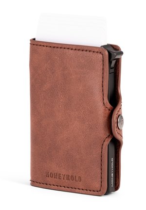 Portafoglio cardholder in pelle marrone MoneyHold con carte bianche parzialmente visibili, linguetta nera laterale e chiusura a bottone a scatto.