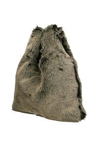 Borsa in pelliccia sintetica nei toni del grigio, con una texture morbida, forma irregolare e un esterno soffice con lievi variazioni di colore.