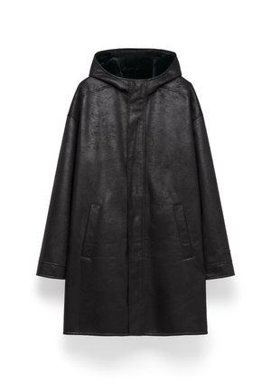 Cappotto nero con cappuccio realizzato in morbida pelle sintetica, caratterizzato da una vestibilità ampia, tasche laterali e un design minimalista senza hardware visibile.