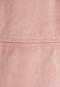 Tessuto in suede rosa chiaro con una superficie liscia. Presenta una cucitura orizzontale al centro, senza modelli o hardware visibili.