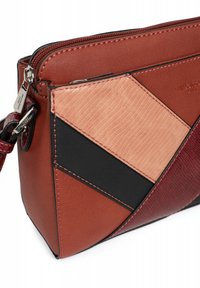Braune und schwarze Lederhandtasche mit geometrischem Patchworkdesign; strukturierte hellbraune und dunkelrote Akzente. Reißverschlussclosure und abnehmbarer Schulterriemen.