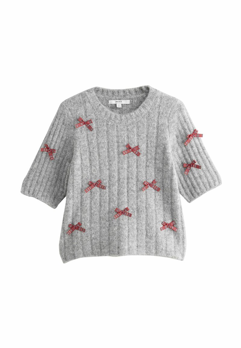 Grå strikket sweater med korte ærmer, udstyret med røde ternede sløjfer og ribbet struktur. Casual, løs pasform med rund halsudskæring.