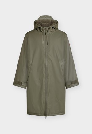 Olijfgroene waterdichte parka met een rits aan de voorkant, verstelbare capuchon en zachte fleece voering. Beschikt over haak-en-lusbanden op de mouwen en zijzakken.