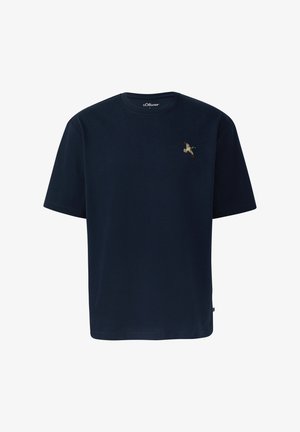T-shirt bleu marine à manches courtes avec col rond et petit canard volant brodé sur la poitrine gauche.