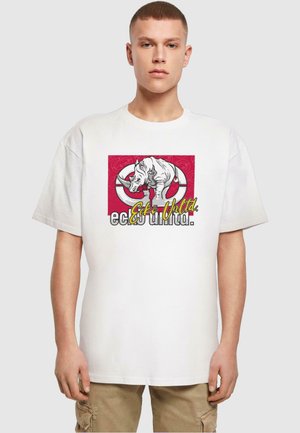 Fehér pamut póló, nagy grafikai nyomattal, amelyen egy rinocérosz látható vörös háttérrel, a "Ecko Unltd." felirattal sárga és fekete színben.