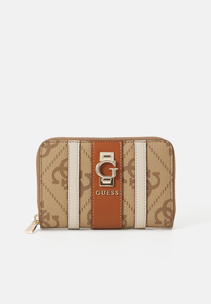 Portefeuille beige en tissu texturé, avec un accent en cuir brun et des ferrures dorées. Affiche un motif de logo répétitif et se ferme par une fermeture éclair.