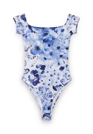 Costume intero floreale blu con maniche corte. Presenta una combinazione di fiori blu chiaro e scuro su sfondo bianco. Design a gamba alta.