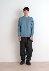 Calvin Klein Jeans BADGE CREW NECK - Felpa - goblin blue