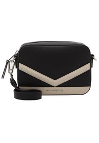 Černá a krémová crossbody taška s geometrickým vzorem chevron, vyrobená z texturovaného materiálu, s kovovým logem a nastavitelným popruhem.