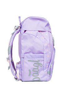 Zaino viola realizzato in tessuto resistente, dotato di una tasca laterale, accenti grigi a contrasto e una fantasia a pois nei colori pastello.