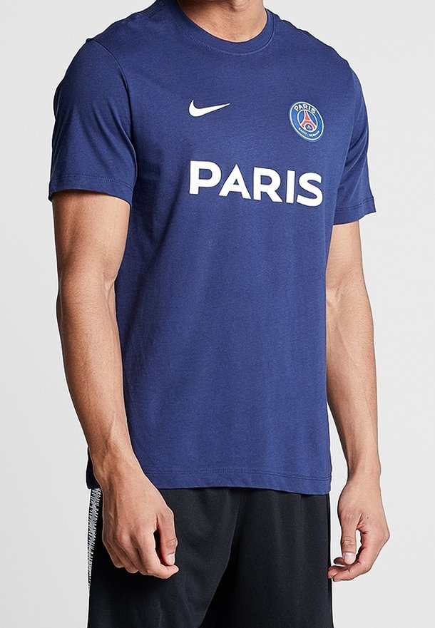 Námořnická modrá Nike tričko s bílým textem "PARIS", kulatým výstřihem a logem PSG. Bavlněný materiál s běžným střihem.