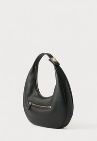 Mustast nahast käekott kumerate kujunditega, millel on kuldse tõmblukuga tasku ja õhuke rihm. Tekstureeritud pind, poleeritud metalldetailid.