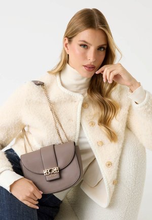 Graue Kunstleder-Crossbody-Tasche mit metallic-kreuzschließe, goldener Kettenriemen und gewölbtem Klappen-Design. Getragen mit einer cremefarbenen strukturierten Jacke und einem Pullover.