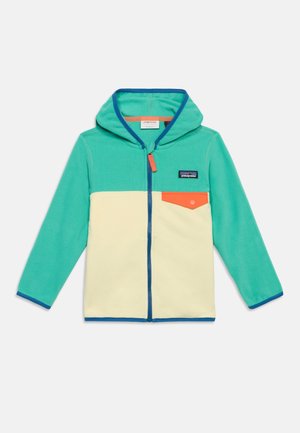 Giacca in pile con cappuccio per bambini, con parte superiore verde acqua, parte inferiore crema, rifiniture blu, cursore della cerniera arancione e tasca con bottone a pressione arancione sul petto.