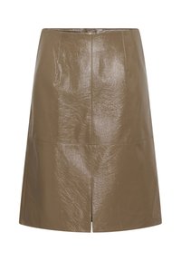 Jupe en cuir marron brillant longueur genou avec une couture centrale à l'avant et une petite fente frontale à l'ourlet.