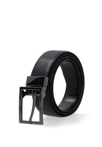 Zwarte leren riem met een gestructureerd oppervlak. Beschikt over een vierkante zwarte metalen gesp en strakke lijnen, wat het een elegante, minimalistische uitstraling geeft.