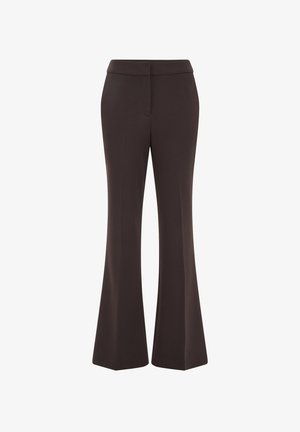 Hnědé zvonové kalhoty s hladkou texturou, středně vysokým pasem a jemnými švy. Žádné vzory ani viditelné kovové prvky.