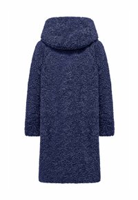 Marineblauwe, fluffy, oversized jas met een capuchon. Heeft een gestructureerde stof en een rechte snit, die tot halverwege de kuit reikt.