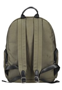 Sac à dos vert olive avec accents noirs, doté de bretelles rembourrées, d'une poignée supérieure et d'un tissu texturé avec des lignes de couture verticales.