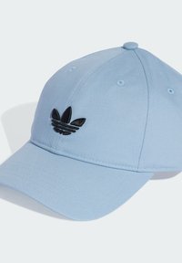 Casquette de baseball bleu clair en coton avec une couronne structurée et une visière courbée. Présente un logo brodé noir sur le devant.