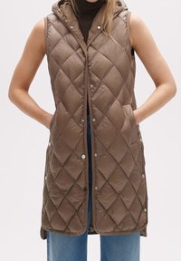 Vadderad ärmlös väst i brunt, med huva, tryckknappar och sidofickor. Tyget har en jämn, blank yta med diamantmönster.