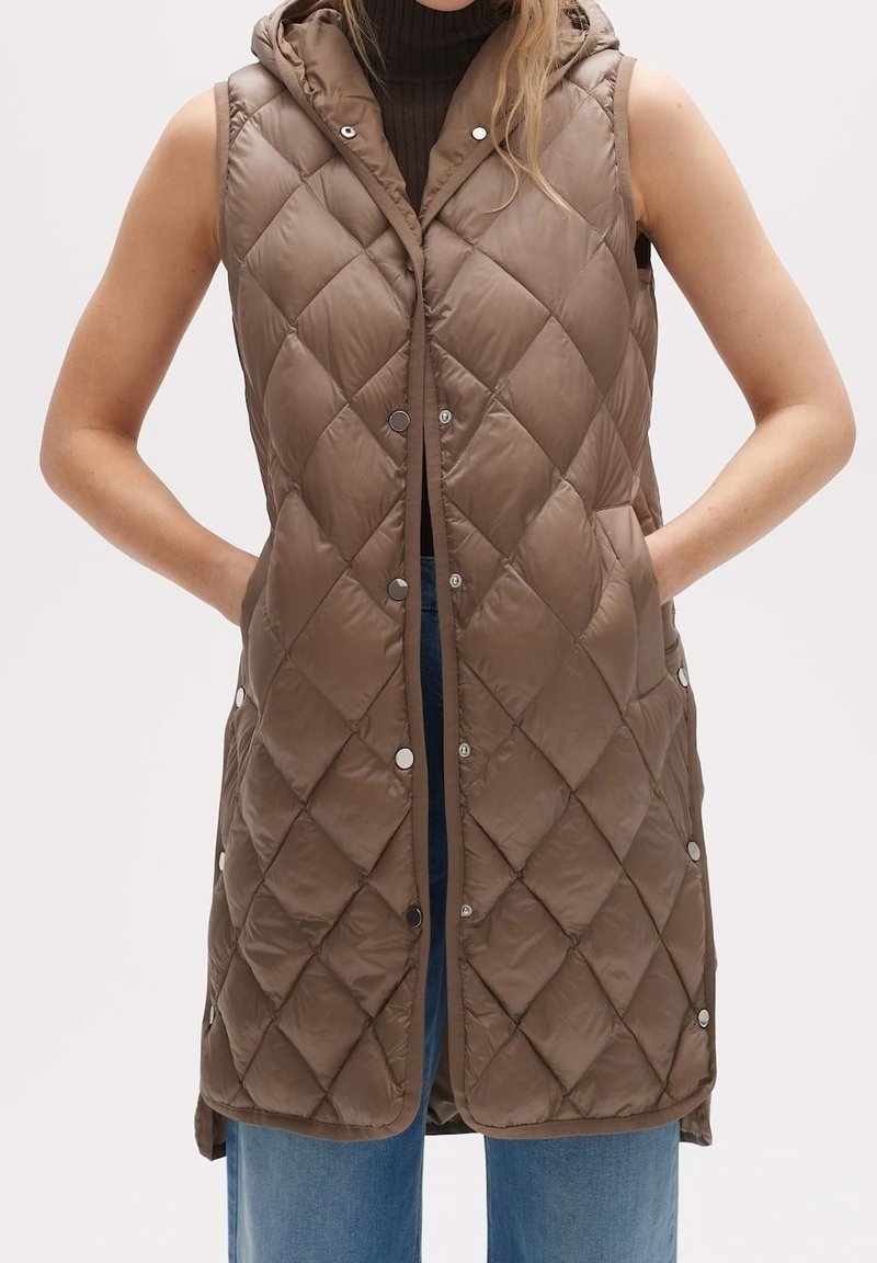 Vadderad ärmlös väst i brunt, med huva, tryckknappar och sidofickor. Tyget har en jämn, blank yta med diamantmönster.
