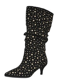 Botín ancho negro hecho de tejido suave, decorado con tachuelas doradas, con puntera afilada y un tacón modesto.